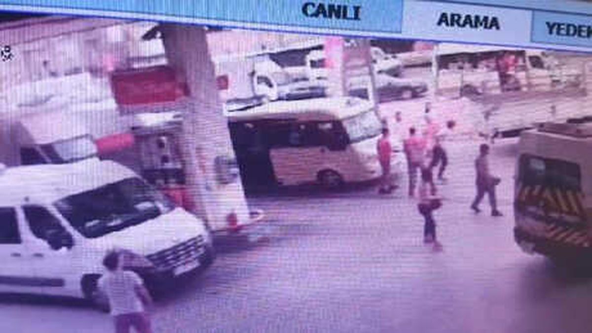 Minibüsçülerin Kemerli Saldırısına Uğrayan Polis Silahını Ateşledi: 1 Yaralı
