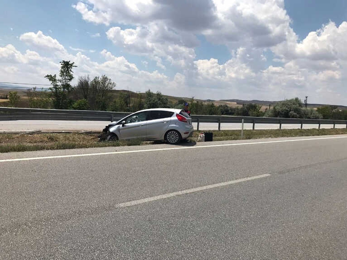 Otomobil Bariyerlere Çarptı : 2 Yaralı