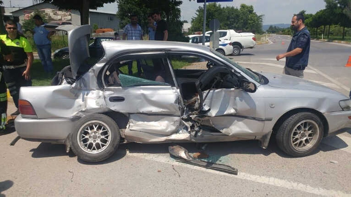 Otomobil ile Kamyonet Çarpıştı: 1\'i Çocuk 5 Kişi Yaralandı