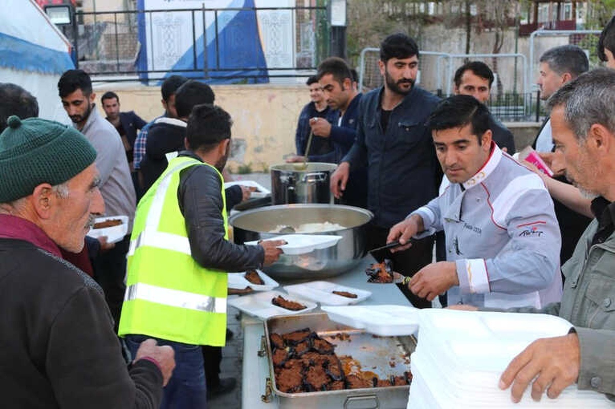 Özalp Belediyesinden 600 Kişiye İftar Yemeği