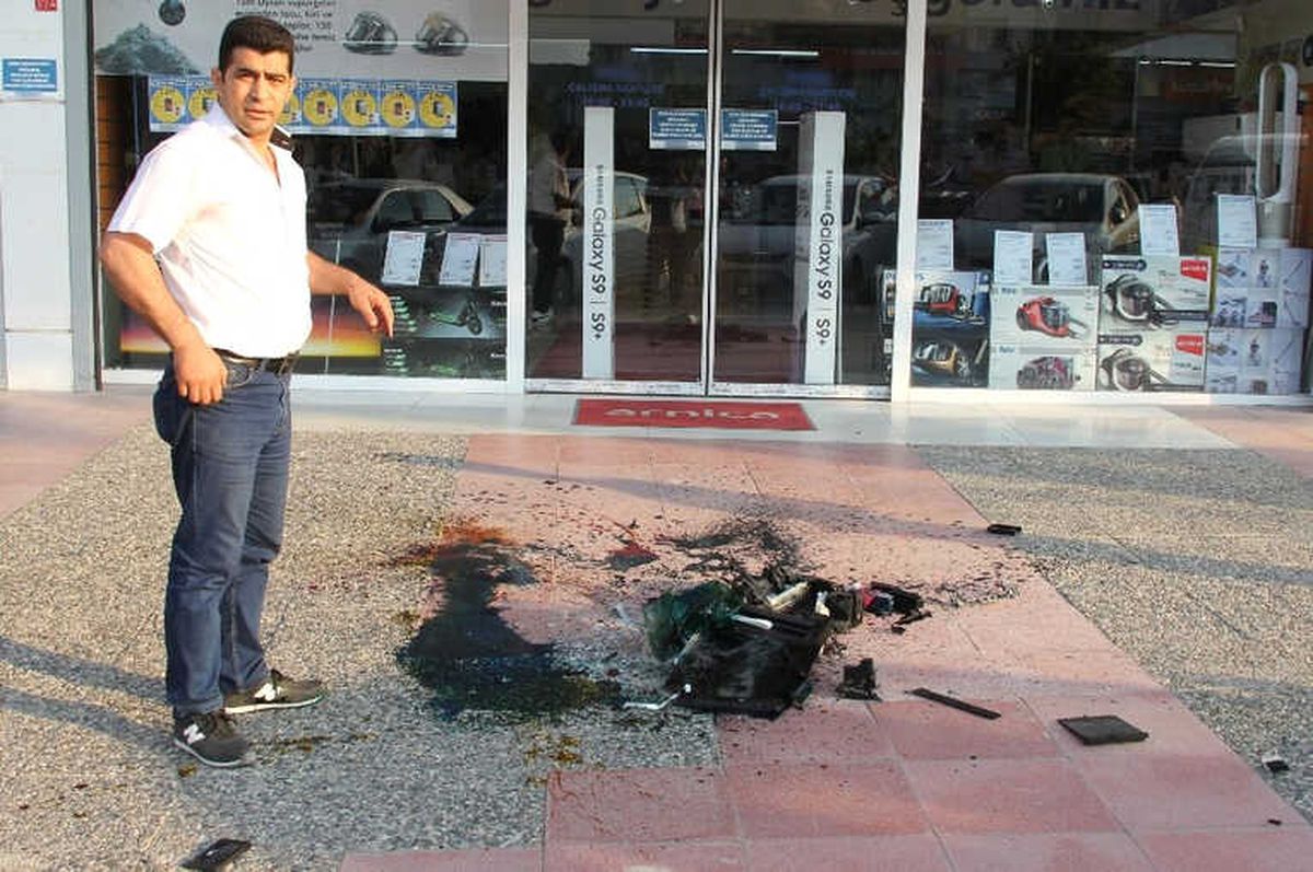 Yetkili Servise Kızıp Mağaza Önünde Yazıcısını Parçaladı