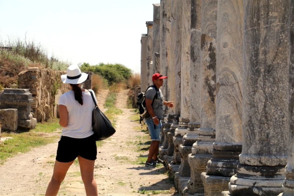 Perge\'de Sütunlar Ayağa Kaldırılıyor