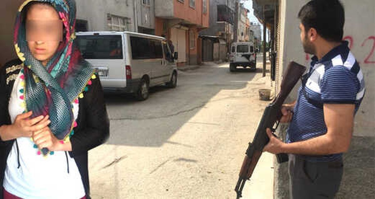 Adana\'da Polis, Çocuk Gelini Kurtarmak İçin Uzun Namlularla Eve Baskın Yaptı!