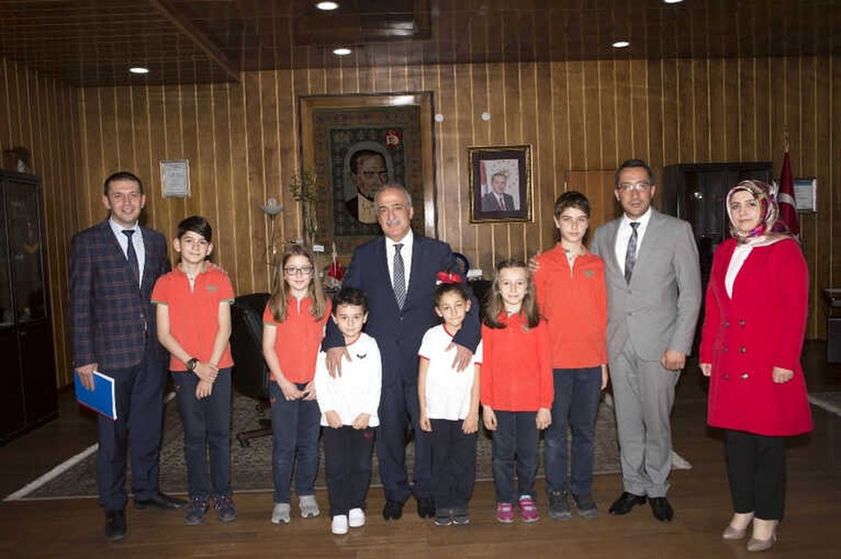 Vakıf Okulları Öğrencilerinden Rektör Çomaklı\'ya Ziyaret