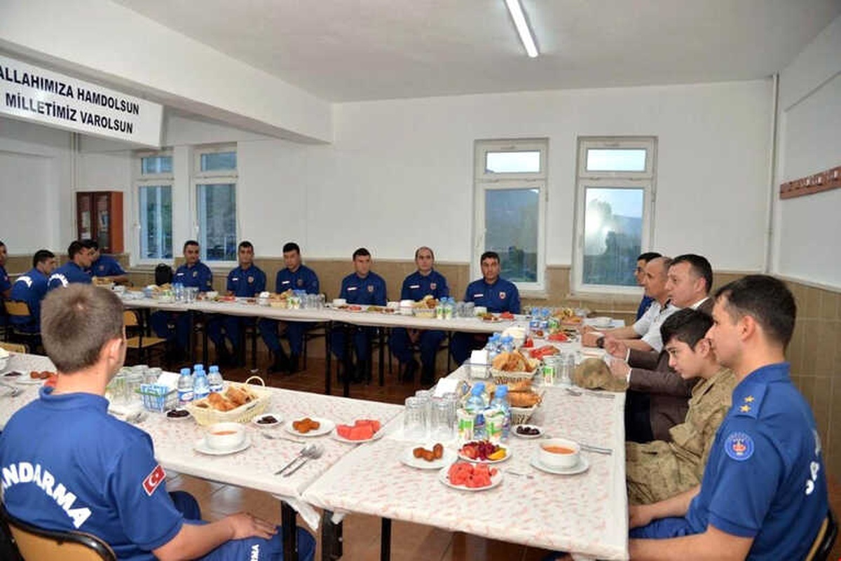 Vali Büyükakın Mehmetçikle Oruç Açtı