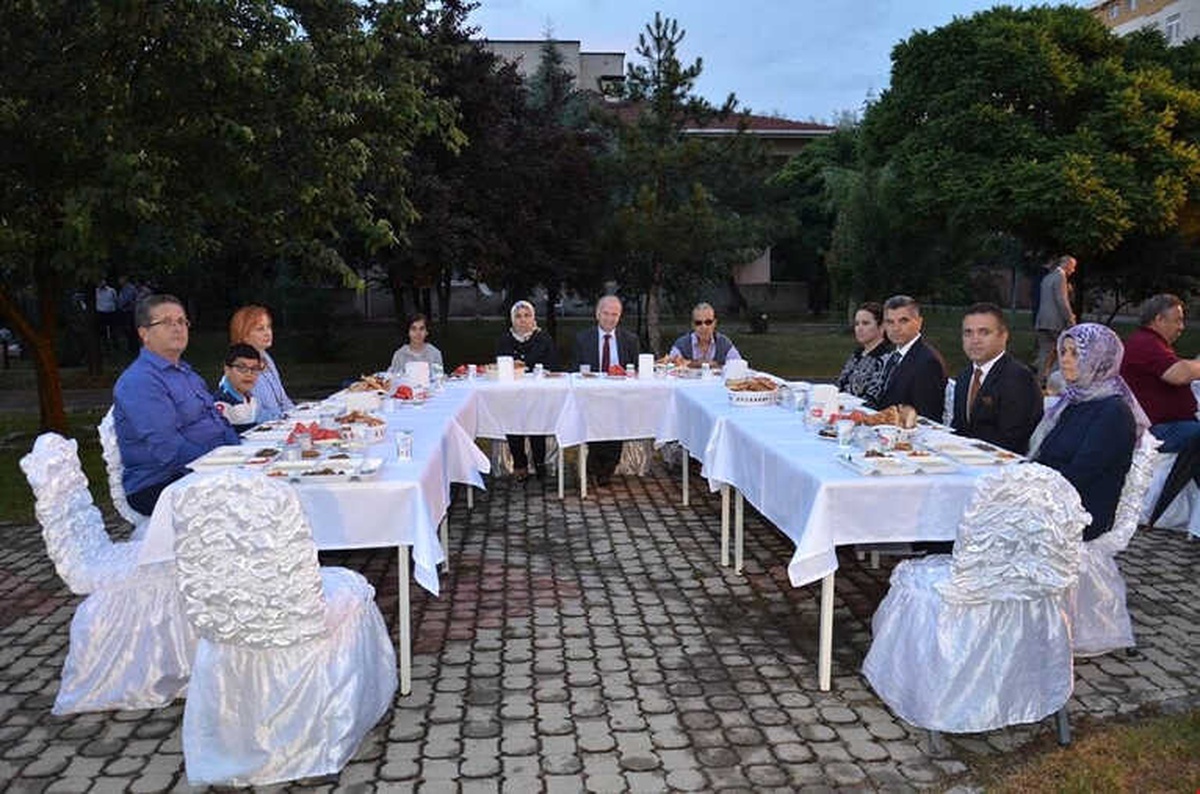 Vali Ceylan, Çorlu Huzurevi Sakinleri ve Koruyucu Ailelerle İftarda Buluştu