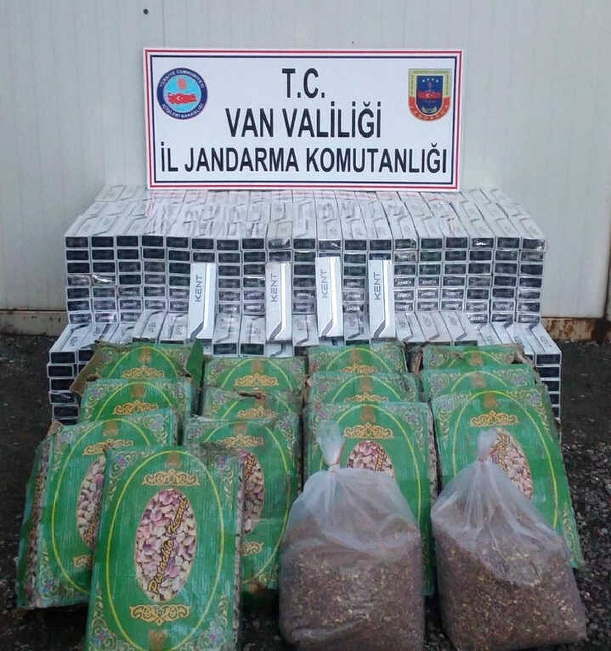 Van\'da Kaçak Sigara ve Fıstık Operasyonu
