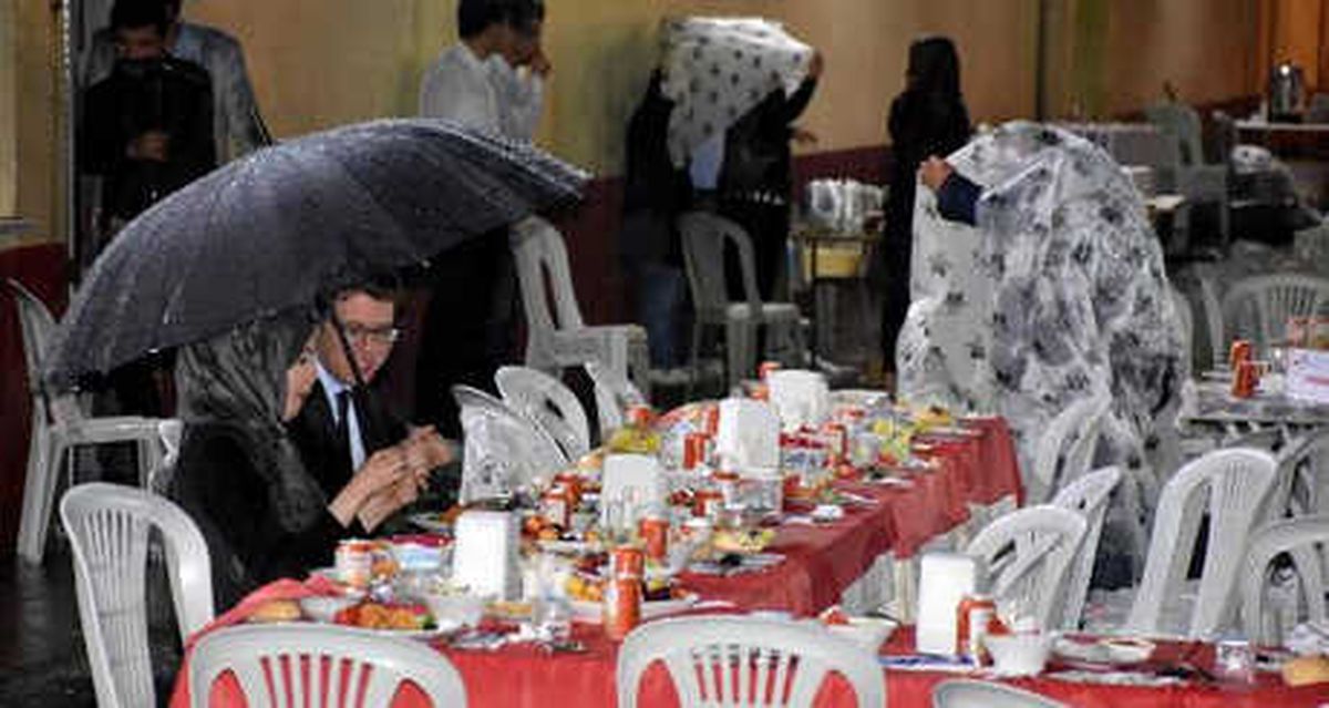 Yağmur Altında Poşetli İftar