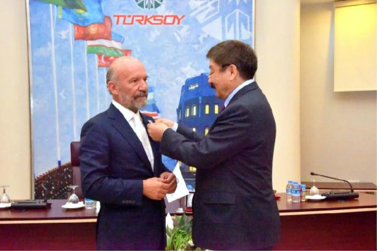 Yakın Doğu Üniversitesi Kurucu Rektörü Dr. Günsel\'e, Türksoy\'dan 25. Yıl Madalyası