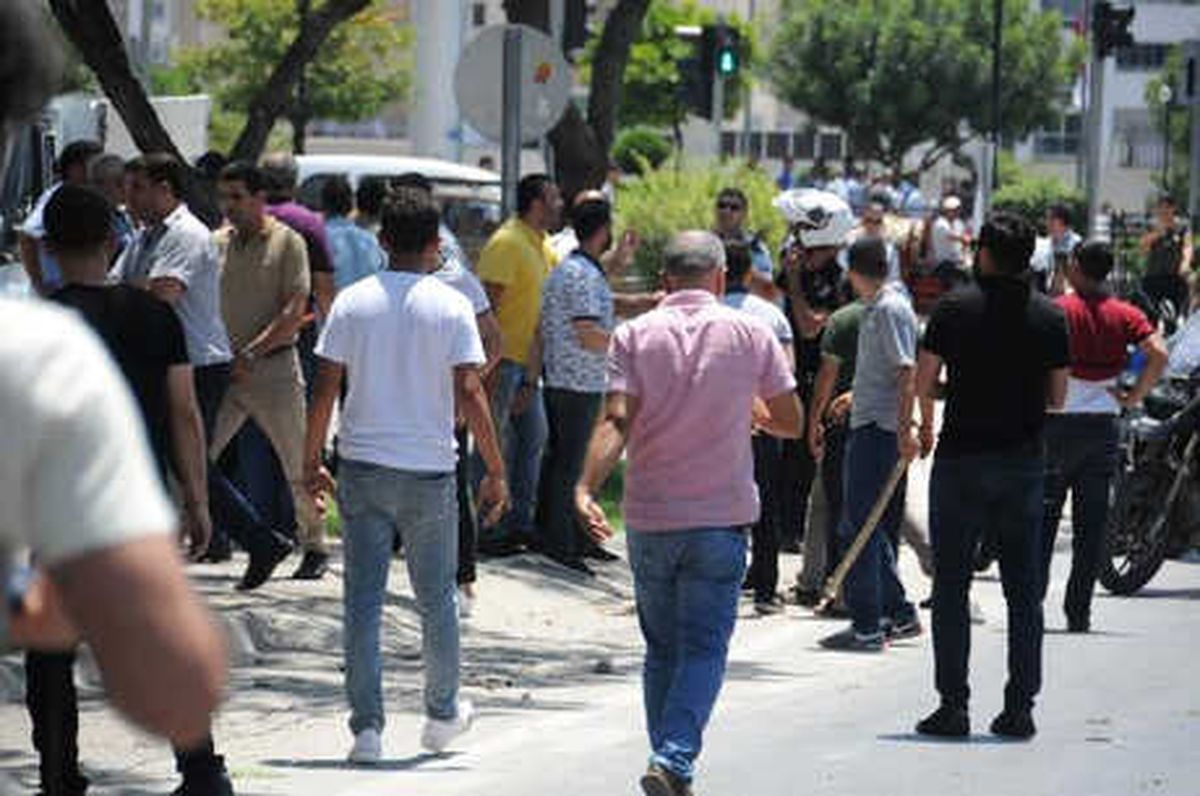 Adana\'da 200 Kişi Birbirine Girdi (2)