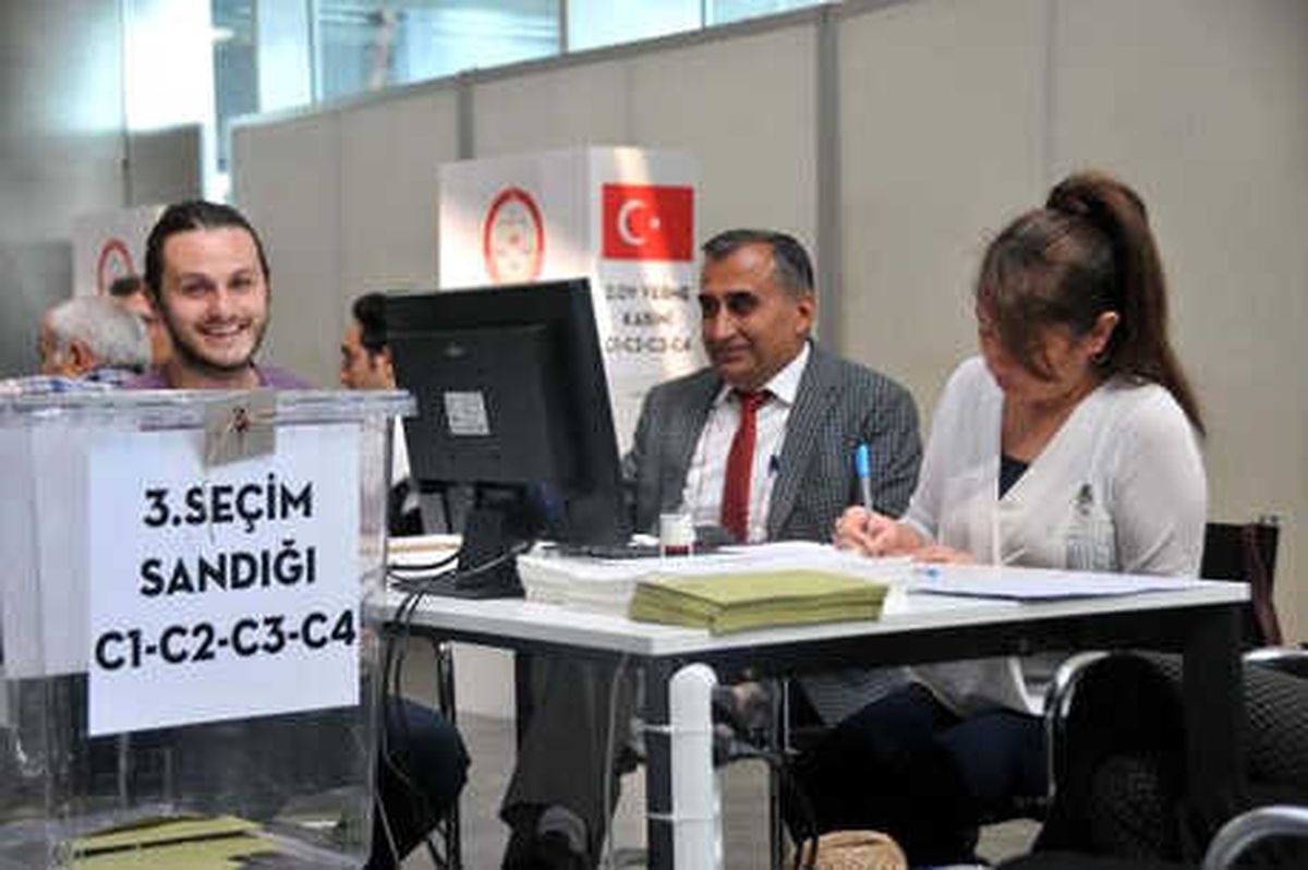 Ak Parti İstanbul İl Başkanı Şenocak, Havalimanında Sandık Görevlilerini Ziyaret Etti