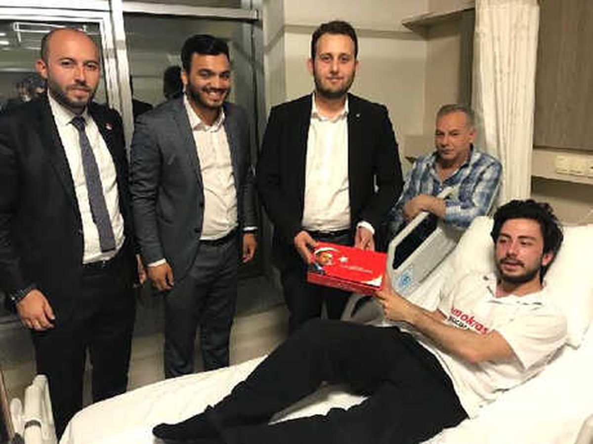 Ak Partili Gençlerden, Bayrak Asarken Düşüp Yaralanan CHP\'liye Ziyaret