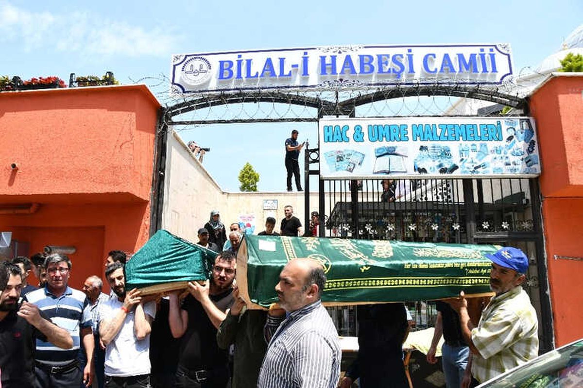 Antalya\'da Batan Sürat Teknesinde Ölen Suriyeli Kardeşler Son Yolculuğuna Uğurlandı