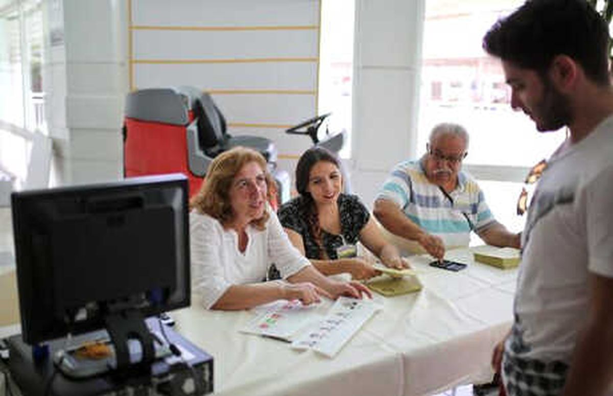 Antalya Havalimanı\'nda Oy Kullanma İşlemi Başladı
