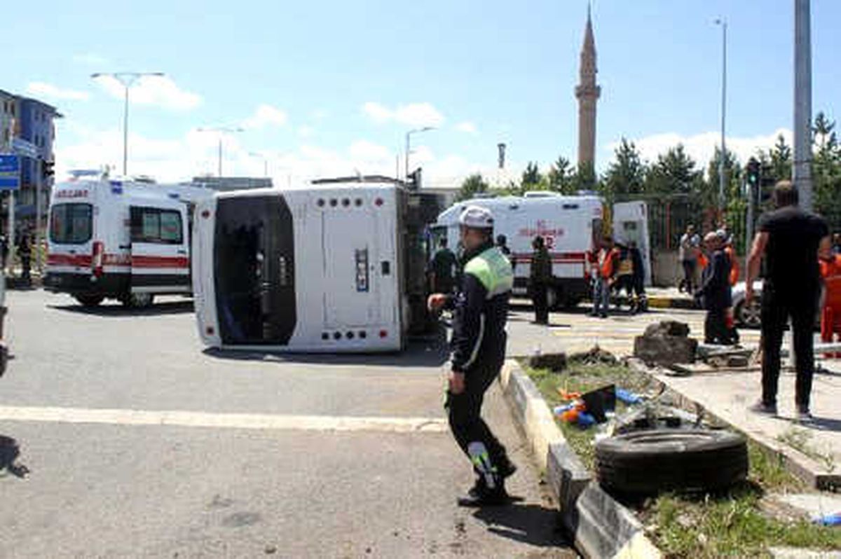 Askerlerin Taşındığı Midibüs ile Polis Aracı Çarpıştı: 33 Asker ve 2 Polis Yaralı