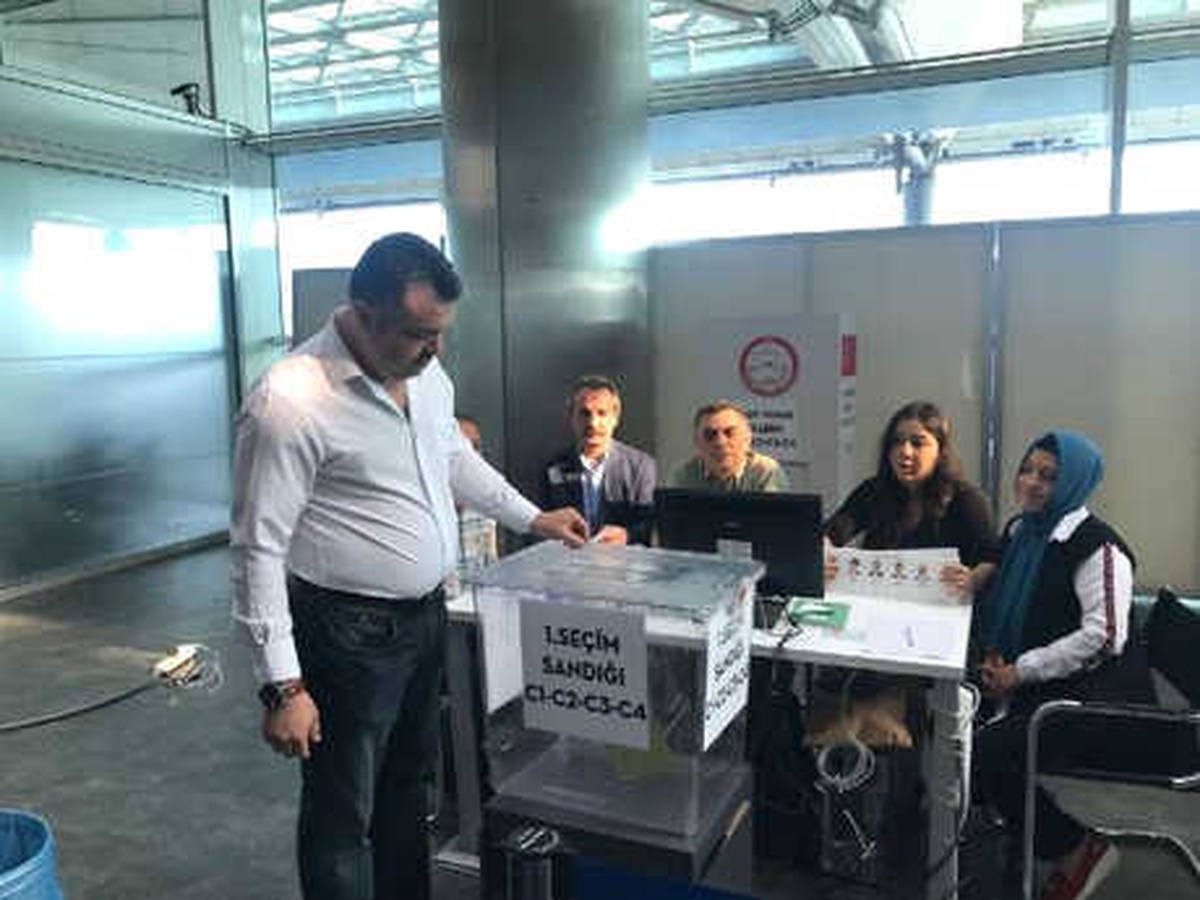 Atatürk Havalimanı\'nda Oy Verme İşlemi (2)