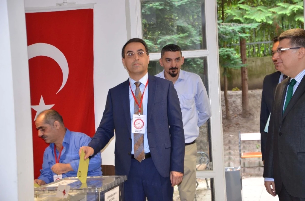 Avusturya\'daki Türkler 24 Haziran Seçimleri İçin Oy Kullanmaya Başlandı