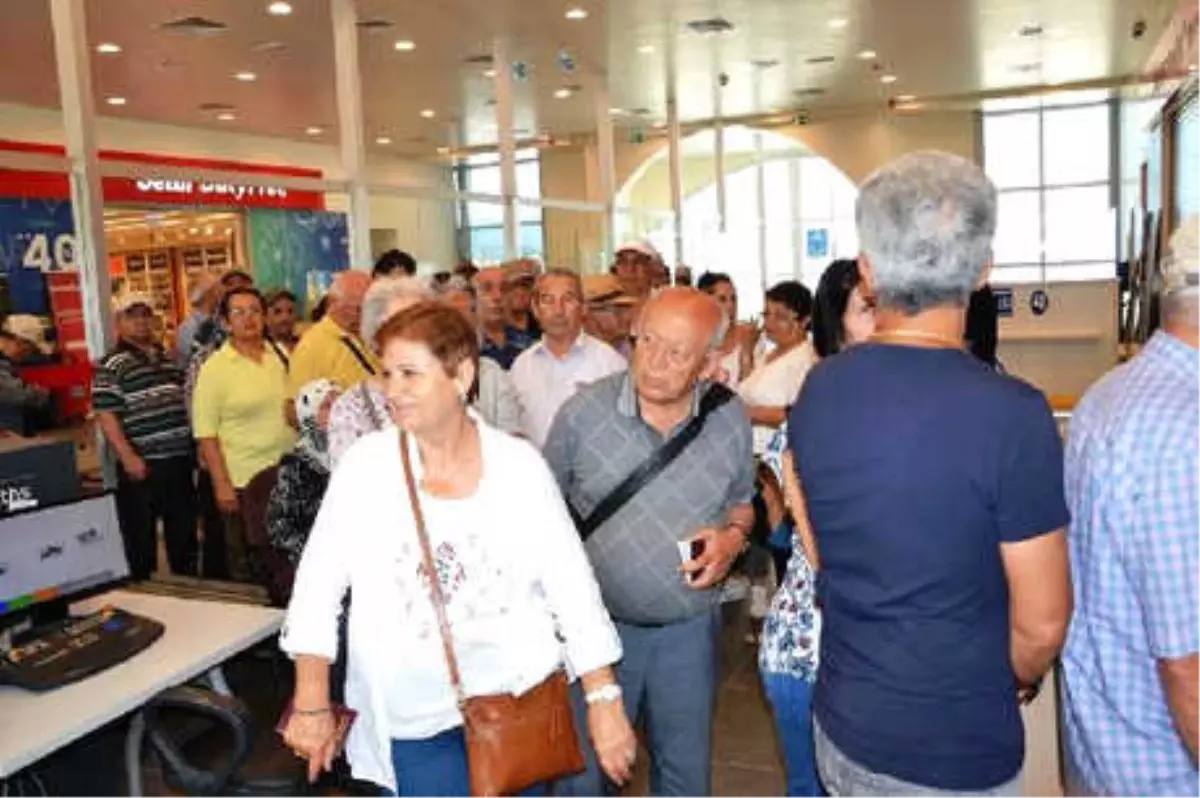 Ayvalık Deniz Hudut Kapısı\'nda Oy Kullanmak İçin Sıraya Girdiler