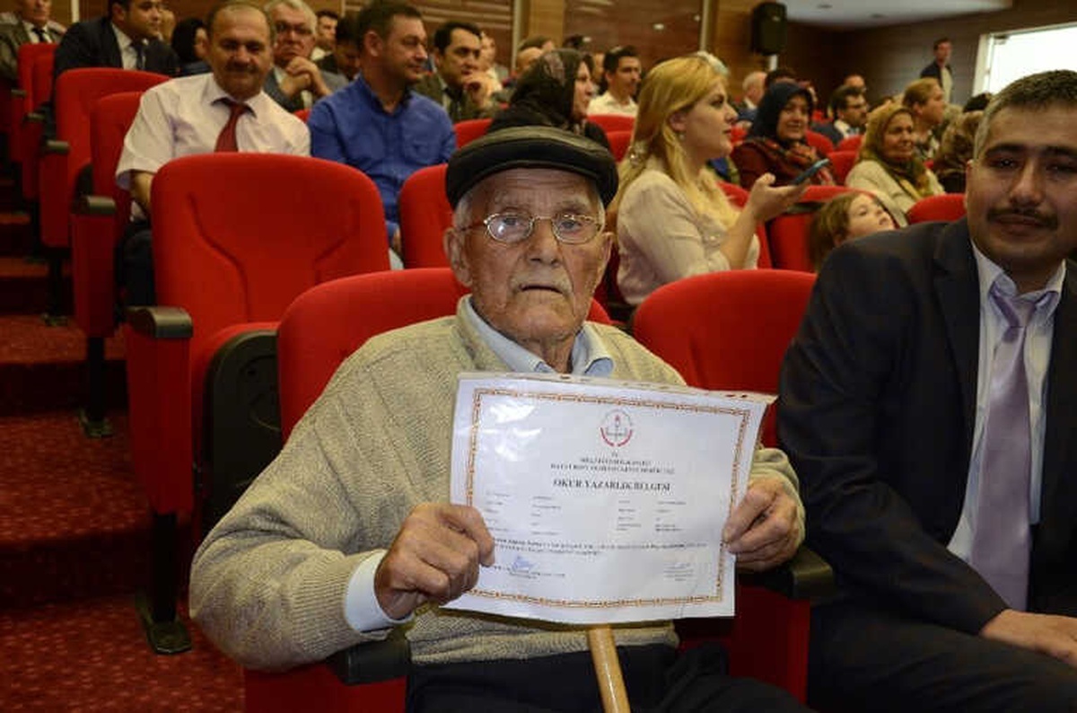 Babasının Hayvanlara Bakması İçin Okutmadığı Mustafa Amca 82 Yaşında Okur-yazar Oldu