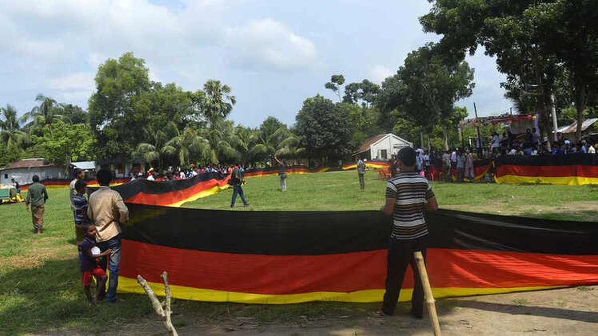Bangladeşli Çiftçinin Alman Milli Takımı Sevgisi: 5,5 Kilometre Alman Bayrağı
