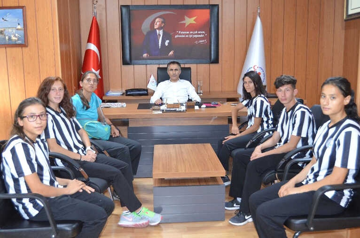 Başarılı Sporcular Müdür Arıcıoğlu\'nu Ziyaret Etti