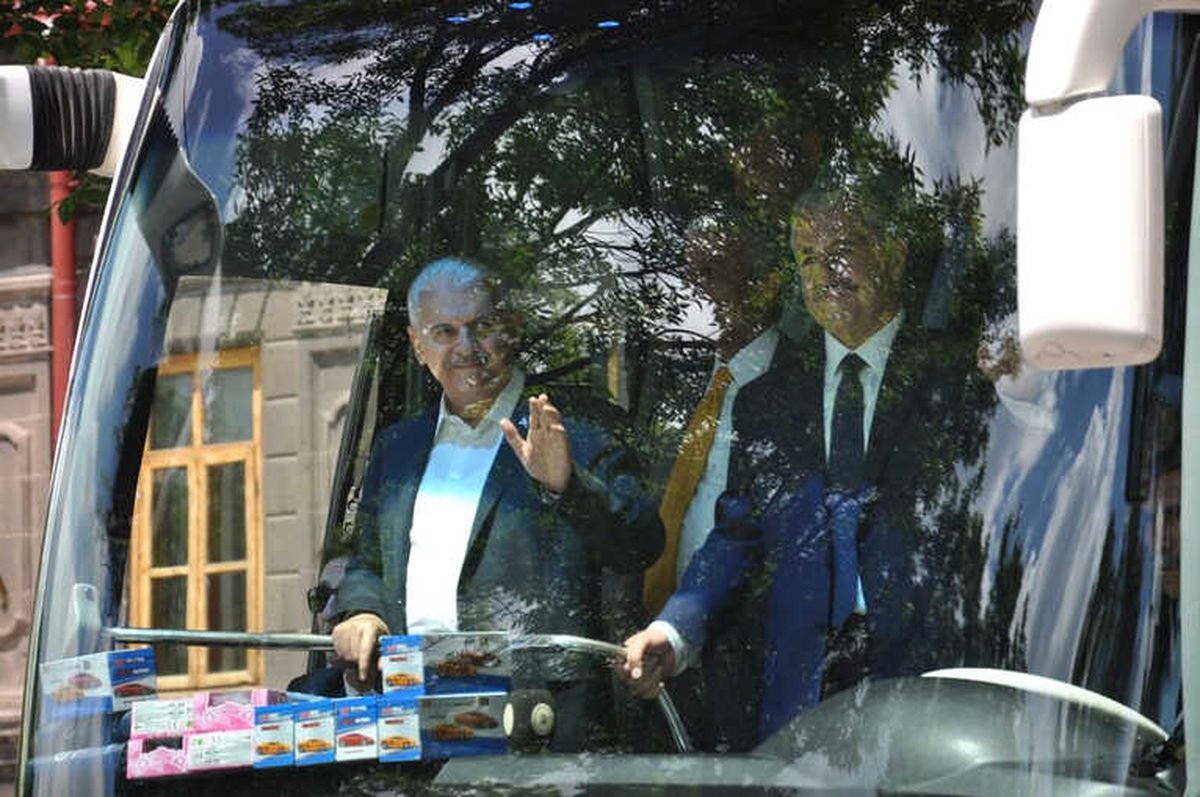 Başbakan Binali Yıldırım, Kars Valiliği ve Harakani Türbesini Ziyaret Etti