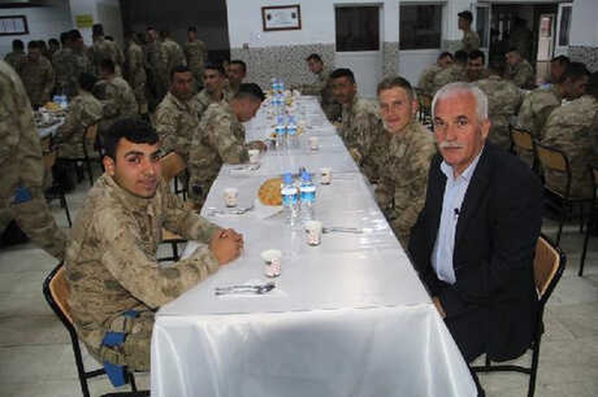 Başkale\'de Asker ve Vatandaş Kışlada Birlikte Oruç Açtı