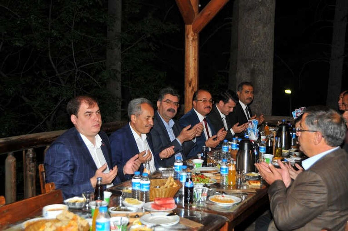 Başkan Akkaya\'dan İlçe Protokolüne İftar