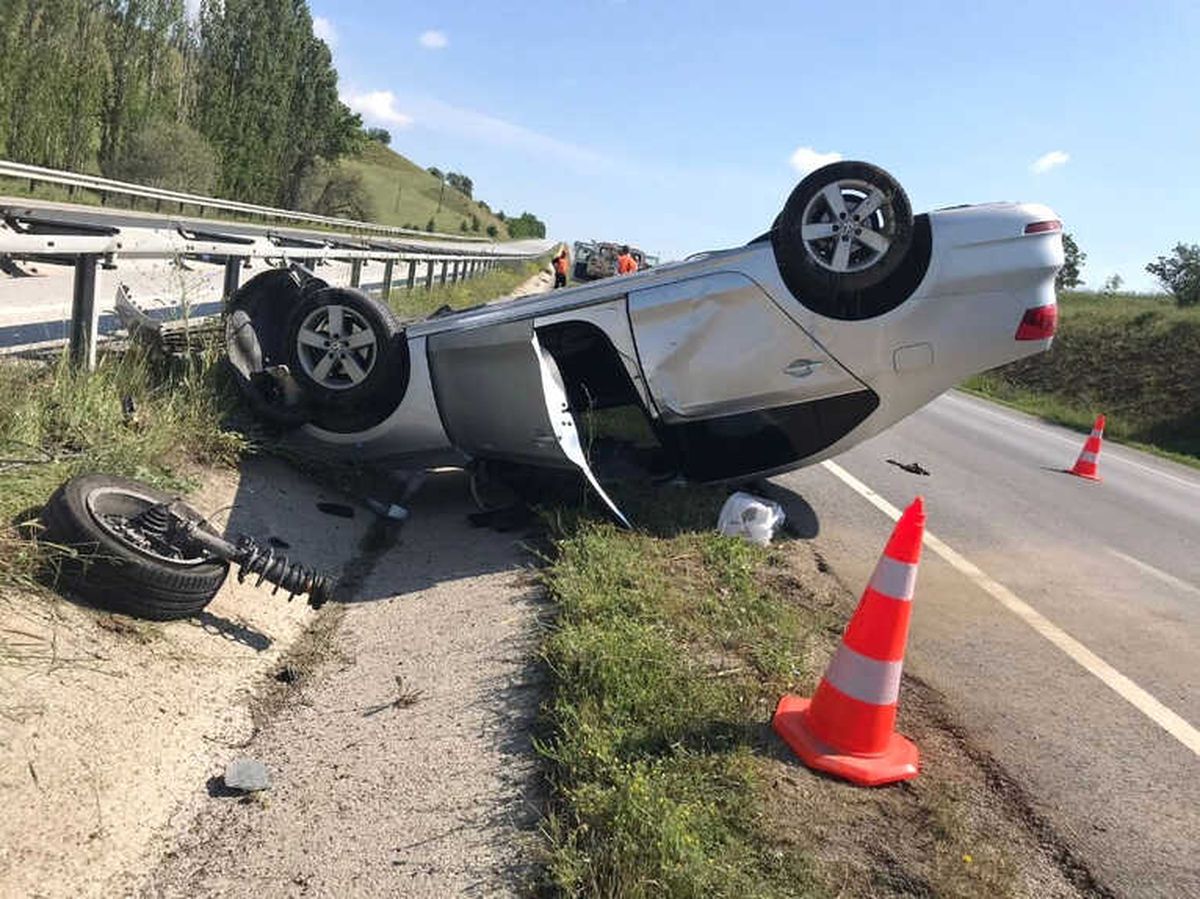 Çorum\'da Bariyerlere Çarpan Otomobil Devrildi: 1 Yaralı
