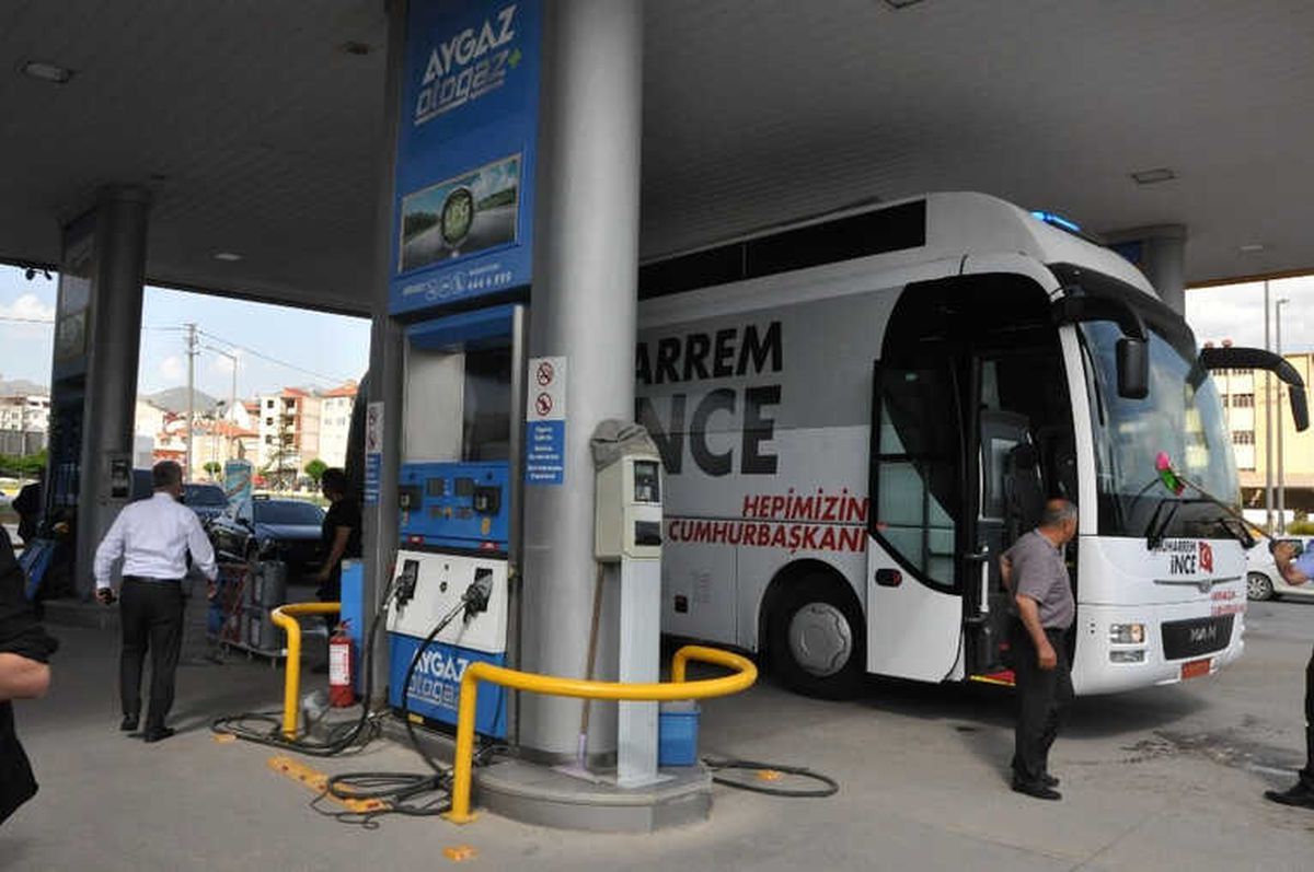Cumhurbaşkanı Adayı Muharrem İnce Isparta Mitingine Giderken Sandıklı\'da Mola Verdi