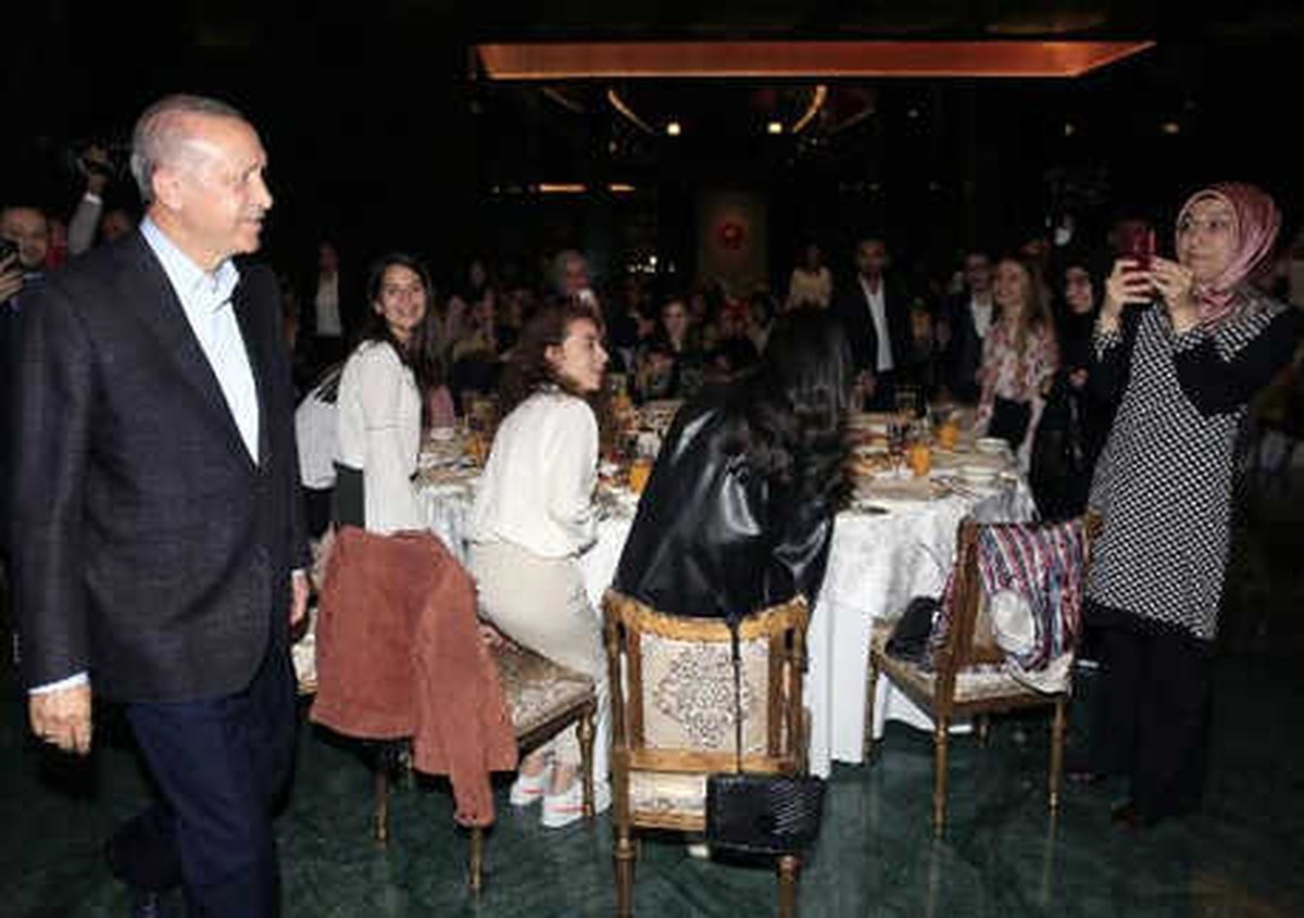 Cumhurbaşkanı Erdoğan ve Eşi, Sahurda Gençleri Ağırladı