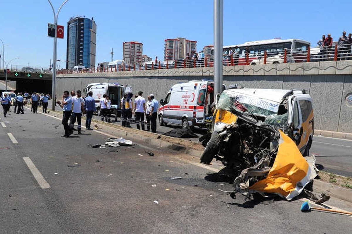 Diyarbakır\'da Feci Kaza: 2 Ölü, 5 Yaralı