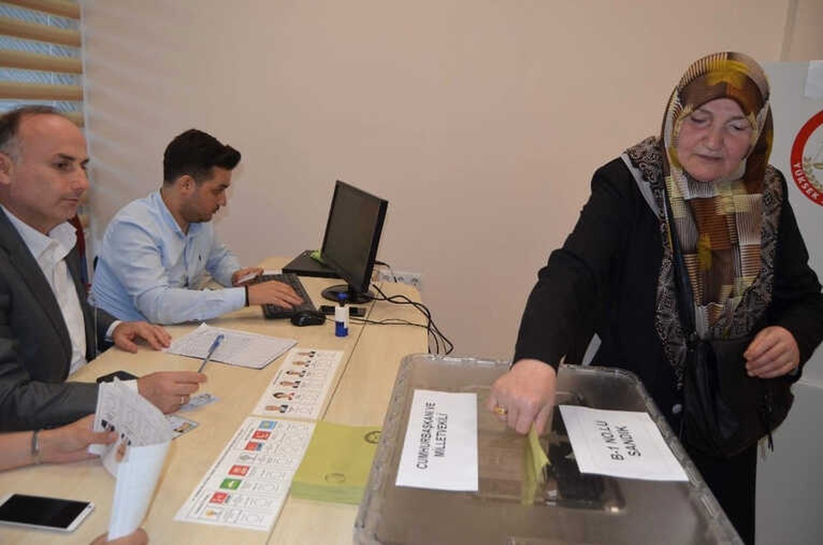 Doğu Karadenizli Gurbetçiler Trabzon Havalimanı\'nda Oy Kullanmaya Başladı