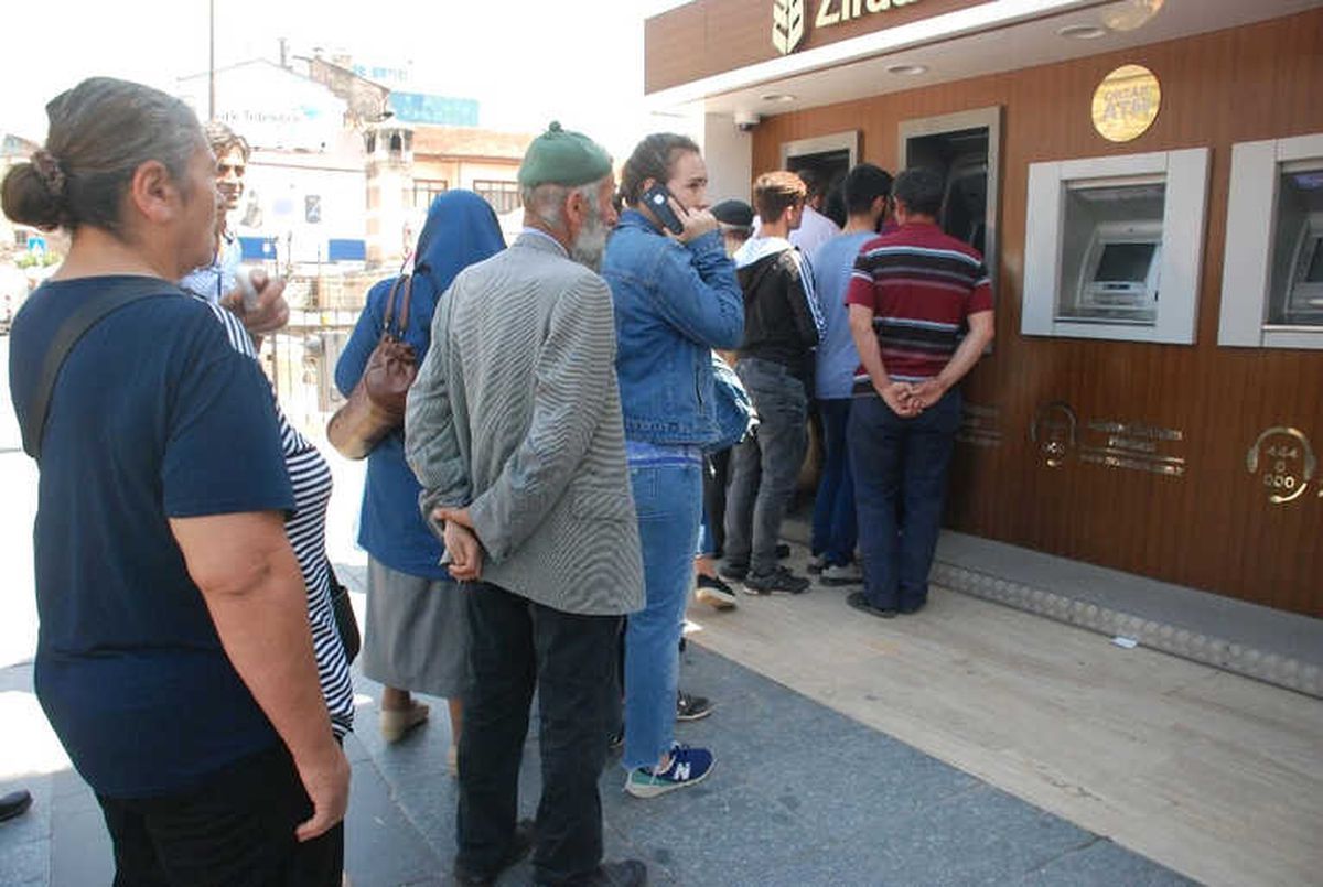 Emekliler Atm\'ler Önünde Kuyruk Oluşturdu