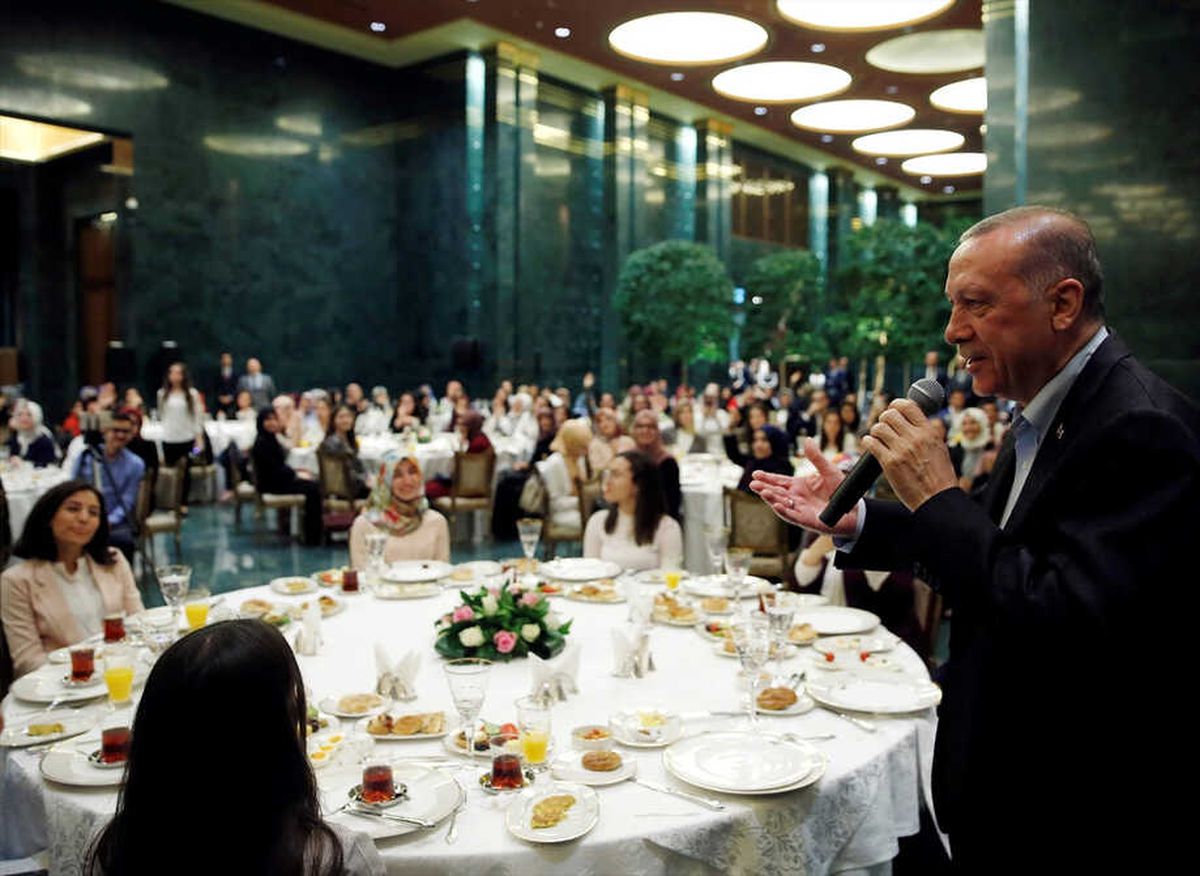 Emine Erdoğan Gençleri Sahurda Külliye\'de Ağırladı