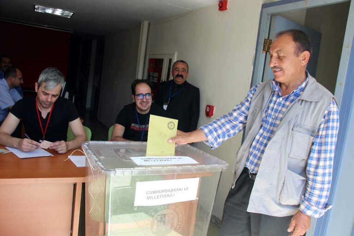 Erkilet Havaalanı\'nda Oy Verme İşlemi Başladı