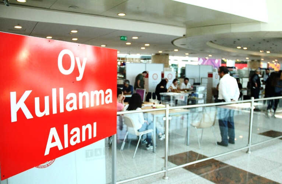 Esenboğa Havalimanında Seçmenler Cumhurbaşkanı ve Milletvekillerini Seçiyor