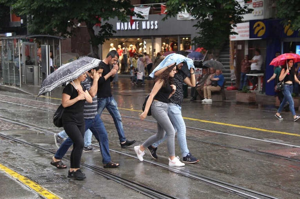 Eskişehir\'de Kısa Süreli Sağanak Yağış Etkili Oldu