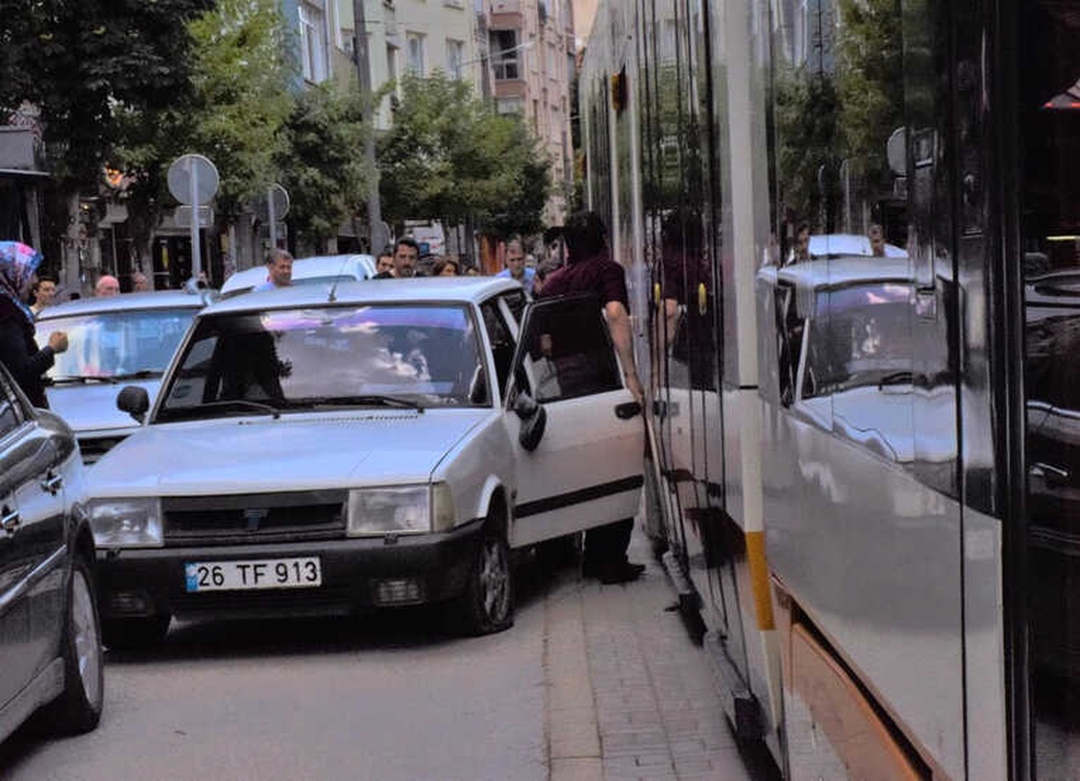 Eskişehir\'de Otomobil ile Tramvaya Çarpıştı