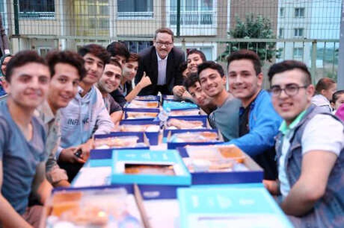 Fenertepe Mahallesi\'nde 15 Bin Kişilik Bereket Sofrası