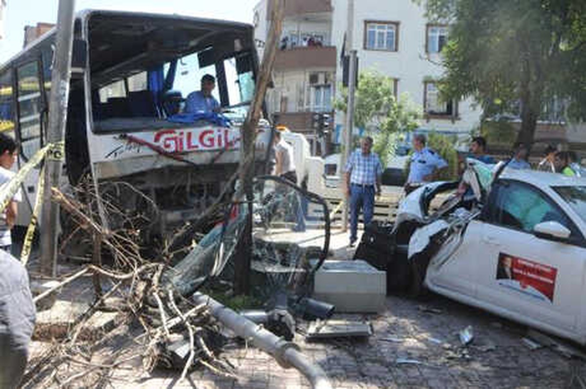 Freni Boşalan Midibüs, Otomobil ve Motosikleti Sürükledi: 4 Yaralı
