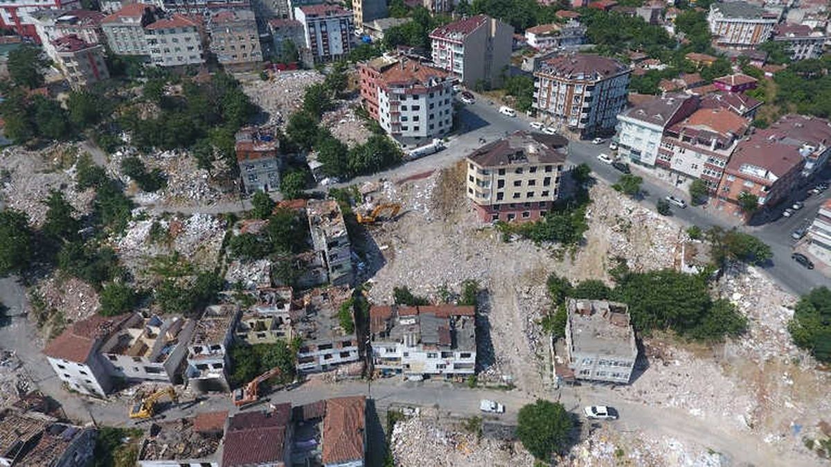 Gaziosmanpaşa\'da 23 Binanın Yıkım Anı Havadan Görüntülendi