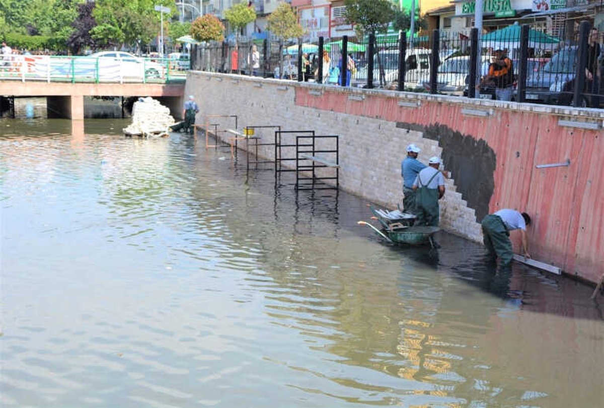 Gemlik Çarşı Deresi Temizleniyor