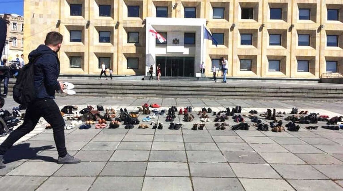 Gürcistan\'da Hükümet Binası Önünde Ayakkabı Protestosu