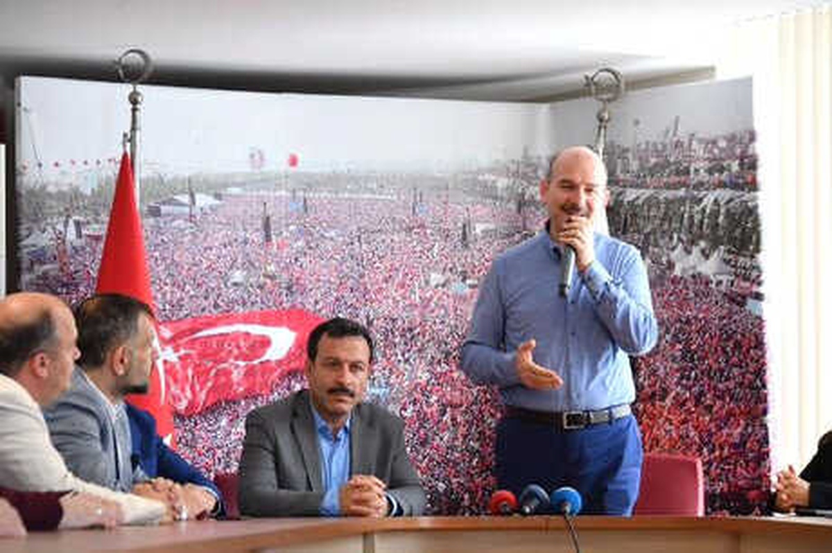 İçişleri Bakanı Soylu, AK Parti Bayrampaşa İlçe Başkanlığı\'nı Ziyaret Etti