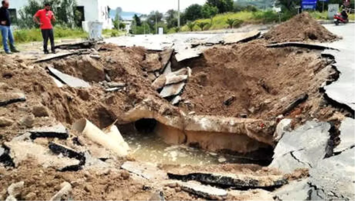 İsale Hattı Patlayınca Yol Çöktü, Ulaşım Aksadı