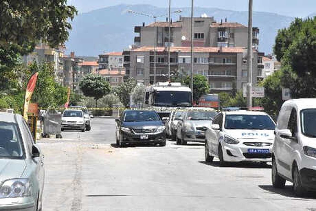 İzmir\'de, Çöp Konteynerinde Çok Sayıda Mermi Bulundu