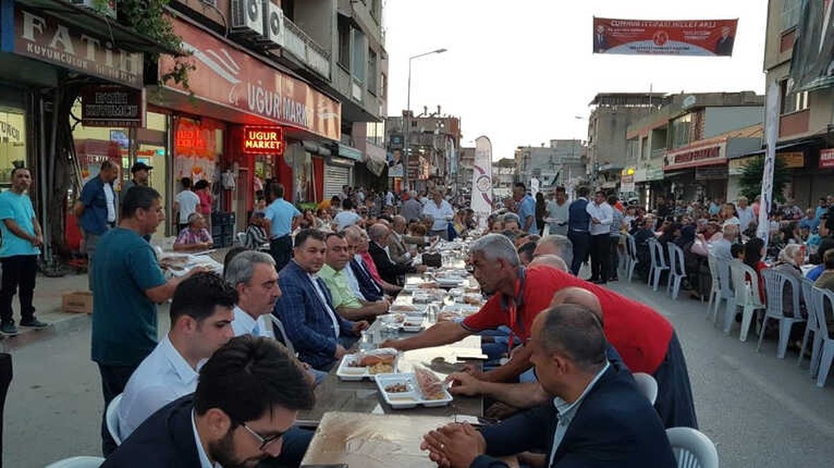 Kadirli\'de 15 Bin Kişi Sokak İftarında Orucunu Açtı