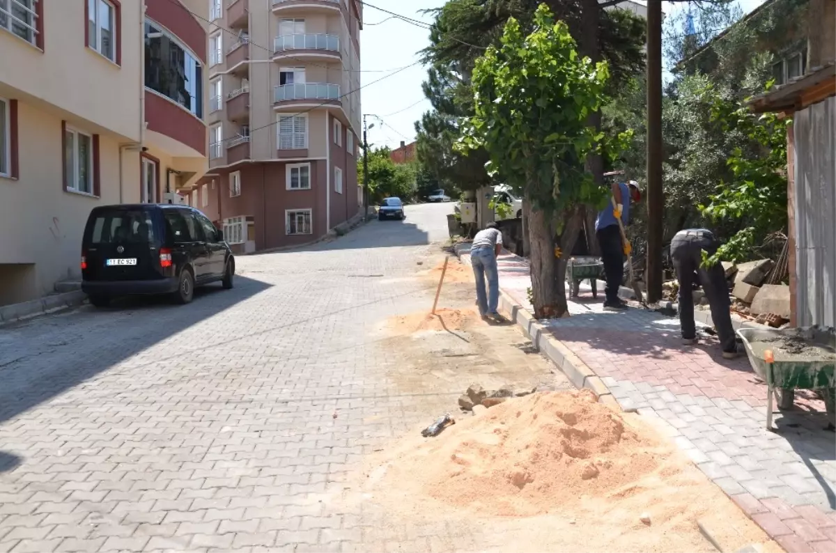 Kaldırım Yenileme Çalışmaları Devam Ediyor