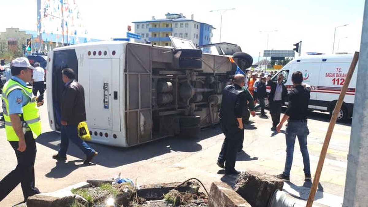 Kars\'ta Askeri Araç ile Polis Aracı Çarpıştı: 18 Yaralı